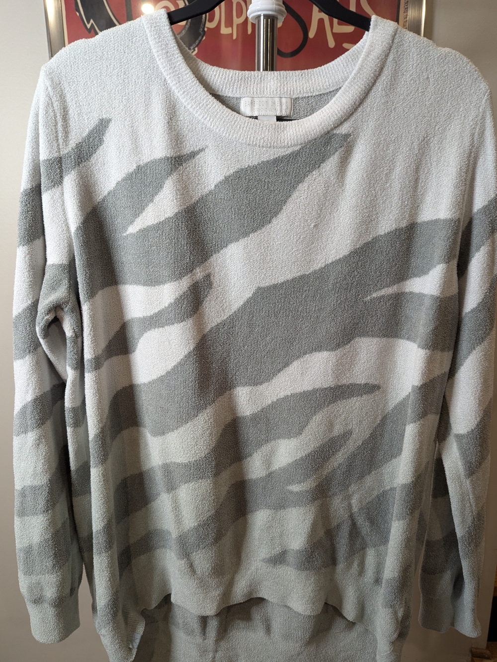 $40 Barefoot Dreams Size M CozyChic Ultra Lite Zebra Pullover Sweater Gray Cream